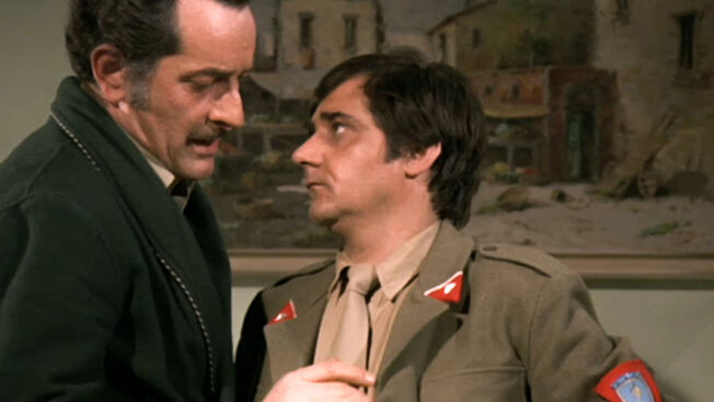 Scusi, si potrebbe evitare il servizio militare?...no! Mediaset Infinity