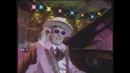 Simona Ventura intervista Elton John a Zelig - Facciamo Cabaret 1999 thumbnail