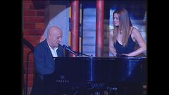 Claudio Bisio canta "Un'ora sola ti vorrei" a Zelig Circus 2004