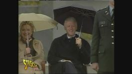 Clinton e Hilary sotto gli ombrelli thumbnail