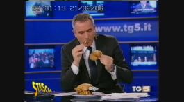 Sposini mangia il pollo thumbnail