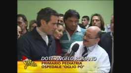 Consegna dei soldi per la beneficenza thumbnail