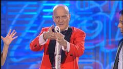 Claudio Bisio è il mago Claus a Zelig Circus 2013