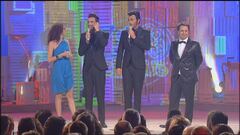 Marco Mengoni e Giovanni Vernia cantano "L'essenziale" a Zelig Circus 2013