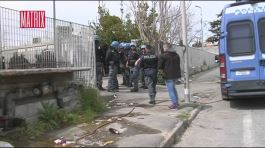 Il blitz della polizia in un campo rom di Roma thumbnail