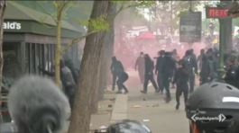 Scontri a Parigi: 200 arresti thumbnail