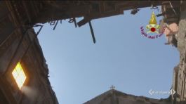 Roma, crolla il tetto di una chiesa thumbnail