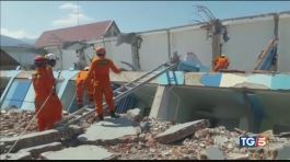 Terremoto Indonesia, il dramma degli orfani thumbnail