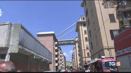 Genova, periti al lavoro sulle macerie del ponte thumbnail