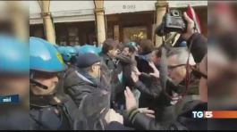 Caos a Bologna scontri e feriti thumbnail