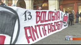 Bologna, scontri e feriti in piazza thumbnail
