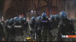 Torino, guerriglia e caos: 6 agenti feriti thumbnail