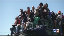 Migranti al confine l'esercito fa muro thumbnail