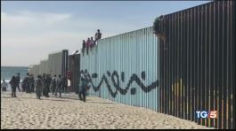 400 migranti arrivati al confine tra Messico e Stati Uniti thumbnail