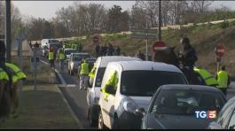Oltre 200 mila francesi contro il caro benzina thumbnail