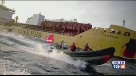 Attivisti Greenpeace arrestati dal capitano thumbnail