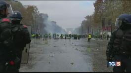 Gilet gialli, scontri e guerriglia a Parigi thumbnail