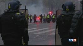 Protesta "gilet gialli", Parigi a ferro e fuoco thumbnail