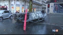 Guerriglia a Parigi infiltrati in piazza thumbnail