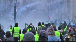 Gilet gialli scatenati Parigi a ferro e fuoco thumbnail