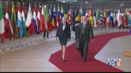 Brexit e gilet gialli, i guai di May e Macron thumbnail