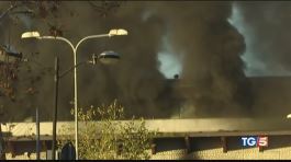 Rogo al centro  rifiuti una nube nera su Roma thumbnail
