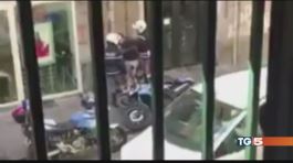 Poliziotti violenti, indagine a Napoli thumbnail