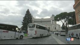 Bus in rivolta Roma nel caos thumbnail