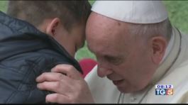Papa Francesco consola un bambino thumbnail