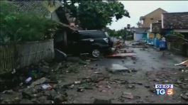 Tsunami Indonesia si aggrava il bilancio thumbnail