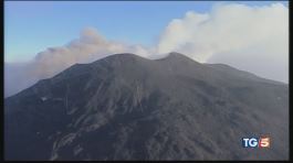 Scosse, lapilli e fumo: l'Etna dà spettacolo thumbnail