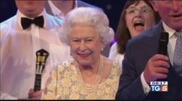 92 anni per The Queen e Londra canta in coro thumbnail