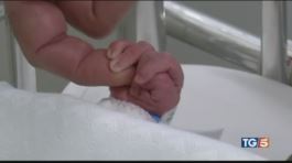 La prima volta di un bimbo con due madri thumbnail