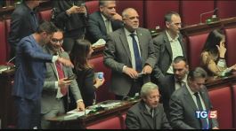 Manovra, sì definitivo; "ferita la democrazia" thumbnail