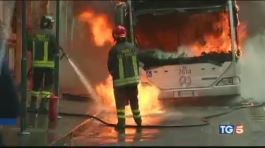 Autobus in fiamme nel centro di Roma thumbnail