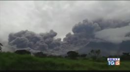Inferno in Guatemala tra lava e fango thumbnail