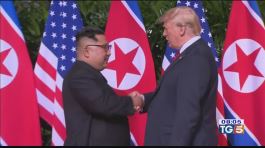 Storica stretta di mano fra Kim e Trump thumbnail