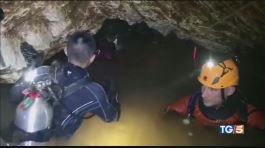 8 fuori dalla grotta, altre 5 vite da salvare thumbnail