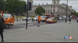 Londra, auto contro il Parlamento thumbnail