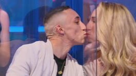 Il bacio tra Ilary Blasi e Jedà thumbnail