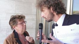ROMA: Barbara Nasso, la bidella che denuncia maltrattamenti sui bambini all'asilo e viene licenziata thumbnail