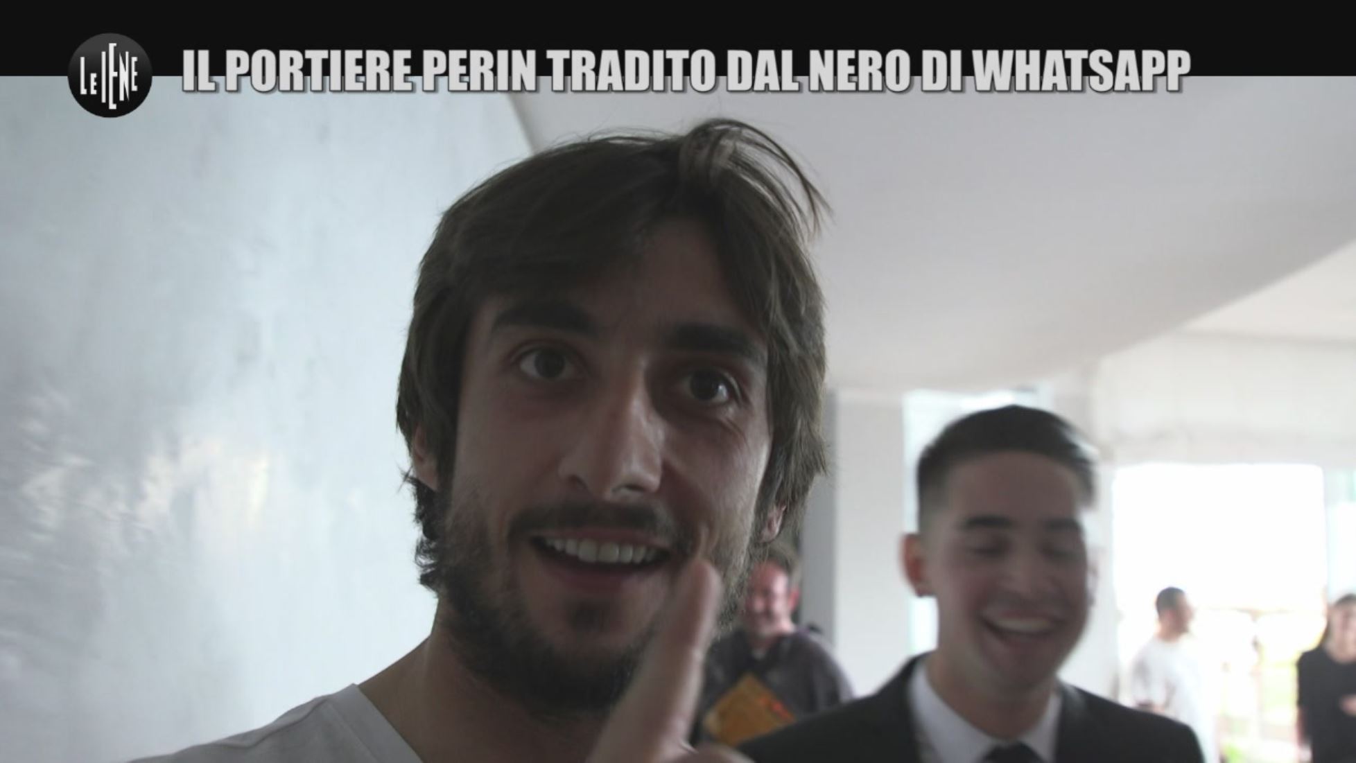 Gazzarrini Il Portiere Mattia Perin Tradito Dal Nero Di Whatsapp Le Iene Video Mediaset Play