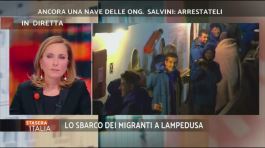 In diretta: lo sbarco dei migranti a Lampedusa thumbnail