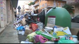 "Raccogliete immondizia o scuole non riapriranno" thumbnail