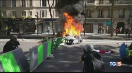 Black bloc nei cortei Parigi a ferro e fuoco thumbnail