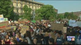 In piazza per il clima sciopero degli studenti thumbnail
