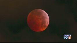 Lo spettacolo della luna rossa thumbnail
