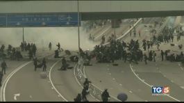 Hong Kong sconvolta da proteste e scontri thumbnail