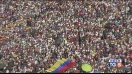 Venezuela: in migliaia contro Maduro thumbnail