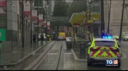 Terrore a Manchester coltellate ai passanti thumbnail